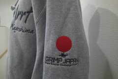 パーカー左袖に大会ロゴの刺繍