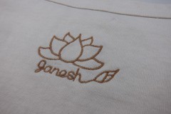 背襟下に線画テイストの刺繍