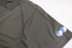 ドライTシャツの左袖口に企業ロゴを刺繍。水色・青のサイコロのようなデザインで白文字を重ねた作品。
