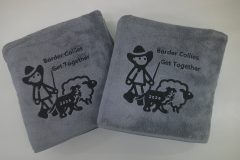 お持ち込みのマイクロファイバータオルに宿泊施設のロゴを、黒糸でオリジナル刺繡加工した制作実績。