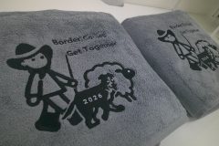 お持ち込みのマイクロファイバータオルに宿泊施設のロゴを、黒糸でオリジナル刺繡加工した制作実績のアップ。