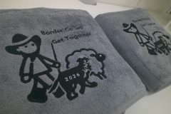 お持ち込みのマイクロファイバータオルに宿泊施設のロゴを、黒糸でオリジナル刺繡加工した制作実績のアップ。