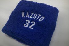 ロイヤルブルーのリストバンドに白糸で個人名と背番号を刺繍した制作事例。