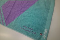 エメラルドカラーのフェイスタオルにオリジナル刺繍を加工した制作事例。