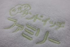 白地のハンドタオルにオリジナルロゴをパステルカラーの黄緑色の糸で刺繍したししゅう屋HONESTの制作事例。