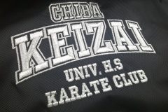 黒のスポーツリュックにオリジナルのチームロゴ刺繡を加工した制作事例の左サイドからのアップ