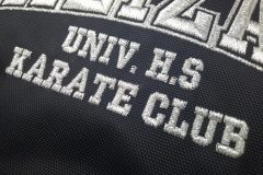 黒のスポーツリュックにオリジナルのチームロゴ刺繡を加工した制作事例の細部まで美しい仕上がりのアップ