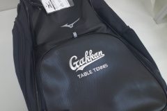 黒のスポーツリュックへ学校のロゴと部活動名を銀糸で刺繡した制作事例。