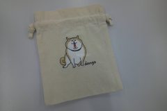 生成りの巾着袋に柴犬をモチーフにしたオリジナル刺繡を加工した制作事例。