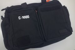 持ち込みのバッグのポケット部分に白糸で「C-1000」と太めのインパクト書体で刺繍をした制作事例。