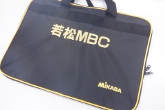 紺色のスポーツ用キャリングバッグにチームロゴを金糸で刺繍した制作事例。