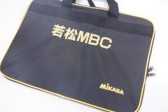 紺色のスポーツ用キャリングバッグにチームロゴを金糸で刺繍した制作事例。