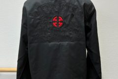 黒のスウィングトップの背面に黒糸と赤糸でツーリングチームのロゴをビッグサイズ刺繍にて制作した作品の全体像。。同色系を基礎に赤糸はアクセントして製作。