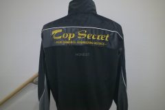お持ち込みのベルベット風の黒いジャケットの背中に、金色の糸で企業ロゴを刺繍した高級感ある制作事例。