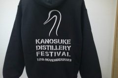 黒のパーカー背面に企業のオリジナルの流線型のモチーフが美しく刺繍された制作事例。