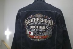 お持ち込みのデニムジャケットの背面いっぱいに加工された本格的なカスタム刺繍の制作事例。立体的な陰影が印象的。