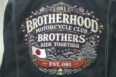 お持ち込みのデニムジャケットの背面いっぱいに加工された本格的なカスタム刺繍の制作事例のアップ。
