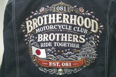 お持ち込みのデニムジャケットの背面いっぱいに加工された本格的なカスタム刺繍の制作事例のアップ。