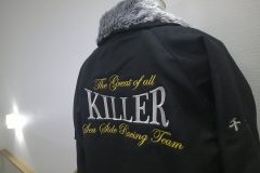 防寒着の背面・ビッグサイズ刺繍