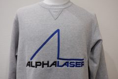 グレーのトレーナーの胸に、青糸と黒糸で大きく企業ロゴが刺繡された制作事例。