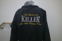 防寒着の背面・ビッグサイズ刺繍