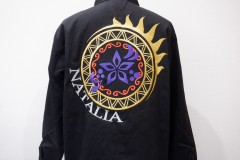 黒のジャケット背面に複数の鮮やかな糸色でオリジナルロゴを刺繡した制作事例。黒い生地とのコントラストが印象的。