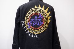 黒のジャケット背面に複数の鮮やかな糸色でオリジナルロゴを刺繡した制作事例。黒い生地とのコントラストが印象的。