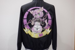 スポーティーな黒いジャケットの背面にアニメ風のキャラクターを刺繍した制作事例。