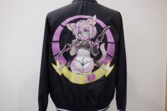 スポーティーな黒いジャケットの背面にアニメ風のキャラクターを刺繍した制作事例。
