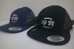 紺と黒のジェットキャップの前面に造園会社の企業ロゴを白糸で刺繍した、帽子刺繍の制作実績。