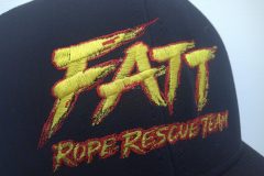 帽子の前面に黄色と赤の糸でレスキュー隊のロゴを筆文字風に刺繍加工した、制作実績のアップ。