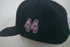 帽子の左側面に44のナンバーロゴをピンクのメタリック糸でオリジナル刺繍加工した制作事例。