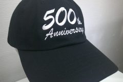 お持ち込みの帽子の前面にブラッシュスクリプトで500日記念であることを示す文字刺繍を加工した実例。