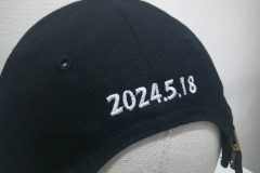 お持ち込みの帽子背面に記念日の日付を白糸でシンプルに加工した制作実績。