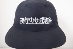 ナイロンキャップの前面に白糸でカクカクしたロゴ文字を直接刺繍した、刺繍屋HONESTの加工事例。