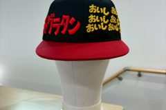 ベースボールキャップのフロントの広範囲を赤糸と金糸でダイナミックに3D刺繍をしたインパクト大の制作事例。