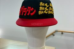 ベースボールキャップのフロントの広範囲を赤糸と金糸でダイナミックに3D刺繍をしたインパクト大の制作事例。