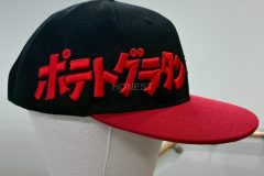 ベースボールキャップの右前面に赤糸で「ポテトグラタン」と大きく3D刺繍が施された制作事例。