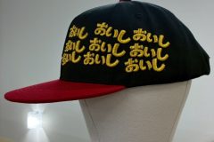 ベースボールキャップの左前面に金糸で文字を27文字も縫った、3D刺繍の制作事例。
