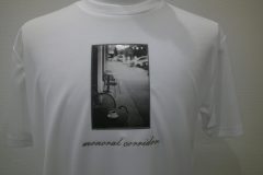 白Tシャツに長方形のモノクロ写真がプリントされた生地を縁取り刺繍した制作事例。