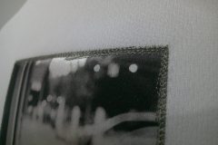白Tシャツに長方形のモノクロ写真がプリントされた生地を縁取り刺繍した制作事例のアップ。