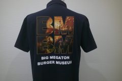 黒のTシャツにハンバーガー画像のプリント生地を英文字で切り抜いた生地を縁取り刺繡した加工見本。