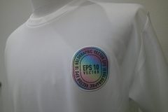 白Tシャツの左胸に近未来的で洗練された雰囲気で虹色のホログラムのようなプリントがされた生地を縁取り刺繡した制作見本。