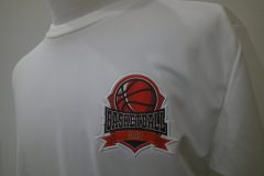 白Tシャツの左胸にバスケットボールが描かれたプリント生地を白糸で縁取り刺繡した制作見本。