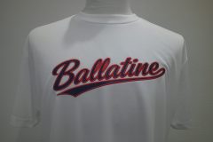 白のドライTシャツの胸中央に「Ballatine」とチーム名を縁取り刺繍した作品。ネイビーのエンブクロス生地をベースに赤糸でフチ刺繍を行った。
