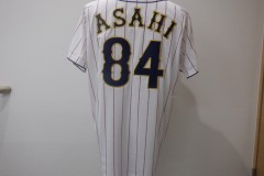 野球ユニフォーム背面に個人名と背番号を金糸で縁取り刺繍した制作実績の全体像。
