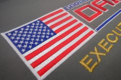アメリカ国旗のベースに白のエンブクロスを使用。その上から星条旗のデザインを直刺繍した制作事例。