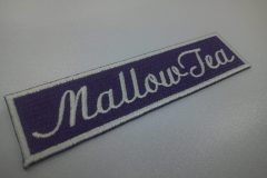 紫のエンブクロスに馬術クラブ名を白糸で刺繍した、文字ワッペン作品事例。