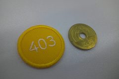 ミニサイズで「403」のナンバリングを白糸で刺繍した、イエローカラーの文字ワッペン。