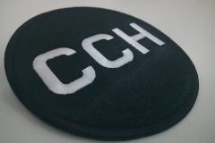 黒のサテン生地に、白糸でCCHとシンプルに刺繍した、文字ワッペンの制作実績。